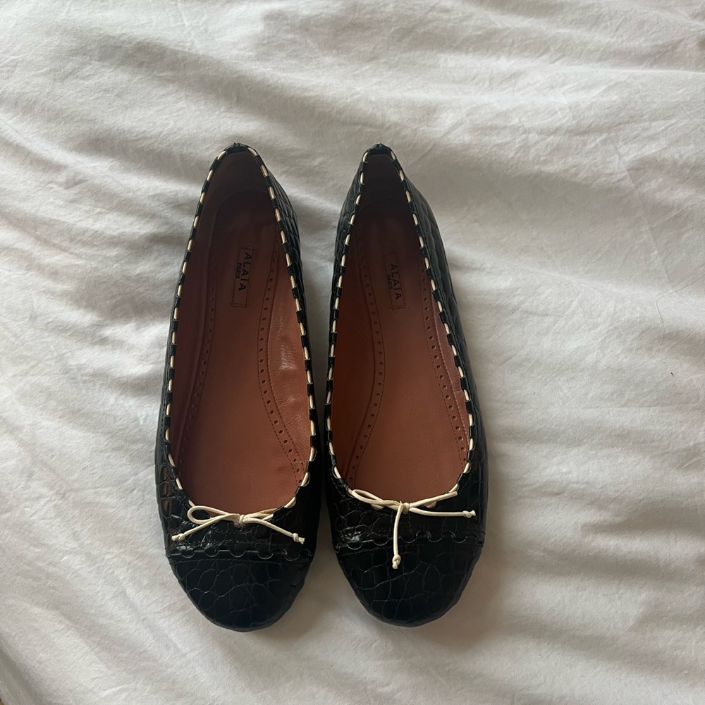 Alaïa Black Croc-Embossed Leather Ballet Flats with Cream Trim